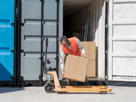 Importação LCL - A solução para pequenas e médias importações (Brasiliense) A importação LCL permite que empresas de qualquer porte tragam mercadorias do exterior sem precisar preencher um container inteiro. Para pequenas e médias empresas (PMEs) que ainda estão testando novos fornecedores, validando produtos ou administrando estoques enxutos, esse modelo representa uma porta de entrada real para o comércio exterior. O conceito é direto: em vez de contratar um container exclusivo, sua carga ocupa apenas o espaço que realmente precisa, e o custo do transporte é dividido entre vários importadores. O resultado prático é que você paga pelo volume ou pelo peso da sua mercadoria, e não pelo container inteiro. Além disso, a modalidade LCL elimina um dos maiores obstáculos de quem começa a importar: a pressão financeira de comprar em volumes muito acima da demanda real só para tornar o frete viável. Nesse sentido, entender como essa solução funciona pode mudar a equação de custo das suas operações de importação. O que é LCL e como funciona o container compartilhado LCL vem do inglês Less than Container Load, ou seja, carga menor do que um container completo. Na prática, esse modelo agrupa mercadorias de diferentes importadores em um mesmo container, que segue para o mesmo porto de destino. O processo começa quando o importador contrata um agente de cargas ou uma comissária de despacho para consolidar sua carga. Esse operador reúne volumes de vários clientes, organiza o unitload (agrupamento físico das cargas) e embarca tudo em um único container. No destino, o processo inverso acontece: o container é desconsolidado, e cada carga segue para seu respectivo dono. As partes envolvidas na operação LCL Uma importação LCL envolve, em geral, os seguintes agentes: Consolidador (origem): organiza e agrupa as cargas de diferentes exportadores ou importadores em um container; NVOCC ou co-loader: emite o conhecimento de embarque (B/L) para cada importador individualmente, mesmo que a carga viaje no container de um armador; Agente de cargas no destino: recebe o container, faz a desconsolidação e libera cada volume; Despachante aduaneiro: conduz o desembaraço de cada carga junto à Receita Federal, de forma independente. Portanto, mesmo que sua mercadoria viaje junto com a de outros importadores, o processo aduaneiro é tratado individualmente. Cada importador tem seu próprio B/L e responde pelo desembaraço da sua parte. FCL x LCL: quando cada um faz sentido A modalidade FCL (Full Container Load) faz sentido quando o volume de carga preenche, ao menos, 70% a 80% de um container. Abaixo disso, o custo por unidade de peso ou volume no LCL tende a ser mais baixo. De forma geral, cargas de até 15 a 18 CBM (metros cúbicos) costumam ser mais baratas no LCL. Acima desse volume, a diferença entre pagar uma fração do container compartilhado e contratar um container inteiro começa a diminuir, e o FCL passa a ser mais vantajoso. Custo do frete LCL: como é calculado e o que esperar No LCL, o frete internacional é cobrado por W/M (Weight or Measurement), ou seja, pelo peso em toneladas ou pelo volume em metros cúbicos, prevalecendo o que for maior. Isso é diferente do FCL, onde o custo é fixo por container, independentemente do que está dentro. Na prática, a cotação de um frete LCL considera: Frete básico (W/M): cobrado pela transportadora ou NVOCC por tonelada ou metro cúbico, sempre utilizando o maior valor entre o peso cubado e o peso real; THC (Terminal Handling Charge): taxa de movimentação no terminal de origem e de destino; Handling/Consolidation: taxa de consolidação na origem e de desconsolidação no destino; BAF/CAF: adicionais de combustível e variação cambial, quando aplicáveis. Além dessas taxas, ainda entram os custos locais no Brasil, como a taxa de DTA (Declaração de Trânsito Aduaneiro), armazenagem no recinto alfandegado e os honorários do despachante. Armadilhas que aumentam o custo final Um erro comum entre quem está começando é comparar apenas o frete básico entre cotações diferentes. As taxas de CFS, em especial, variam bastante entre operadores e podem dobrar o custo total em cargas pequenas. Por isso, peça sempre a cotação all-in, que reúne todas as taxas previstas em um único valor. Isso facilita a comparação real entre fornecedores e evita surpresas na chegada da mercadoria. Importação LCL: vantagens práticas para PMEs Para empresas que estão estruturando suas primeiras importações, o LCL oferece vantagens concretas que vão além do preço do frete. Capital de giro preservado: sem a obrigação de preencher um container inteiro, o importador compra só o volume que o mercado absorve no curto prazo. Isso reduz o estoque parado e libera capital para outras frentes do negócio. Testes de produto com risco controlado: antes de escalar um produto importado, é possível trazer amostras comerciais ou lotes menores para validar aceitação, qualidade e adequação regulatória, sem comprometer um orçamento inteiro. Frequência de embarque: ao invés de uma grande importação por semestre, o importador pode trabalhar com embarques mensais ou bimestrais, o que aproxima a curva de reposição da demanda real. Acesso a rotas que, de outra forma, seriam inviáveis: ao compartilhar o espaço com outras cargas, o importador LCL consegue utilizar rotas e portos que, individualmente, exigiriam volumes muito maiores. Contudo, o LCL também tem limitações. O trânsito tende a ser um pouco mais longo do que no FCL, porque a consolidação e a desconsolidação adicionam dias ao processo. Para cargas urgentes, isso pode ser um fator relevante na decisão. Por esse motivo, mesmo quando a carga é pequena, em alguns casos optamos e recomendamos o uso do FCL ao invés do LCL. Isso costuma acontecer quando a carga é urgente, já que no desembaraço e no serviço dos terminais o FCL facilita e agiliza a liberação da mercadoria. Desembaraço aduaneiro no LCL: pontos de atenção O desembaraço de uma carga LCL segue o mesmo fluxo de qualquer importação regular, incluindo o registro da Declaração de Importação (DUIMP) no sistema Siscomex, o pagamento dos tributos incidentes e o processo de parametrização (canais verde, amarelo, vermelho ou cinza). No entanto, há especificidades operacionais que merecem atenção: Recinto alfandegado: a carga LCL, após desconsolidada, fica depositada em um recinto alfandegado. Os prazos de armazenagem de primeiro período costumam ser curtos, e a demora no desembaraço pode gerar custos extras; Conferência física: no canal vermelho, o auditor-fiscal abre e confere a carga individualmente, mesmo que ela tenha chegado em um container compartilhado com outros importadores; Licenciamento prévio (LI): produtos sujeitos a controle de agências reguladoras, como ANVISA, MAPA ou Exército, precisam de licença de importação aprovada antes do embarque, independentemente da modalidade de frete. Rotas e consolidação: o que faz diferença na escolha do operador A eficiência de uma operação LCL depende, em grande parte, da qualidade do operador que consolida a carga na origem. Um consolidador com rotas bem estabelecidas agrupa cargas com mais frequência, o que reduz o tempo de espera para a formação do container. Em rotas de alta demanda, como China para Brasil, os principais portos de origem são Xangai, Ningbo e Shenzhen. No Brasil, é seguro dizer que todos os portos alfandegados de container recebem container LCL A frequência de serviço varia por rota. Em algumas, há consolidações semanais; em outras, quinzenais. Por isso, ao planejar uma importação LCL, pergunte ao operador com que frequência ele fecha containers para o porto de destino desejado. Esse dado impacta diretamente o prazo total da operação. Além disso, operadores com rede própria de agentes no exterior tendem a ter mais controle sobre o processo de consolidação, o que reduz erros de documentação e inconsistências na chegada da carga ao Brasil. Importação LCL com a Brasiliense: cargas agrupadas com inteligência logística A importação LCL é uma solução acessível e eficiente para PMEs que querem importar com controle de custo e sem depender de grandes volumes. O modelo funciona porque distribui os custos do frete entre vários importadores, mantendo a independência de cada operação no desembaraço aduaneiro. Para que a operação realmente entregue os benefícios esperados, o operador logístico faz toda a diferença. A Brasiliense estrutura a curadoria de rotas LCL de forma a garantir consolidações regulares, reduzindo o tempo de espera e oferecendo visibilidade sobre cada etapa do processo. Se você está avaliando sua primeira importação ou buscando reduzir o custo do frete nas operações atuais, a equipe da Brasiliense pode ajudar a identificar a rota mais eficiente, calcular o custo real da operação e cuidar de todo o processo, da consolidação até o desembaraço. FAQ O que é a importação LCL? É a modalidade em que a carga ocupa apenas parte de um container compartilhado com outros importadores, pagando pelo volume ou peso transportado. Quando a importação LCL é mais vantajosa? Ela tende a ser mais vantajosa para cargas de até 15 a 18 CBM e para empresas que não precisam preencher um container inteiro. Como é calculado o frete na importação LCL? O frete é cobrado por W/M, considerando o maior valor entre o peso em toneladas e o volume em metros cúbicos da carga. Quais são as principais vantagens da importação LCL para PMEs? Ela preserva o capital de giro, permite importar lotes menores, facilita testes de produtos e oferece maior frequência de embarques. O que deve ser avaliado na escolha de um operador LCL? É importante verificar a frequência das consolidações, a qualidade das rotas e a rede de agentes para reduzir prazos e evitar erros operacionais.